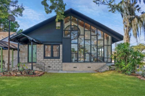 The Ski Chalet, Uptown St Aug Home with Moon Door and Funky Layout